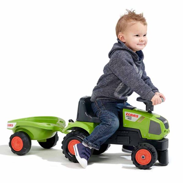 spielende Kind mit Träger Traktor Baby Claas 1012B