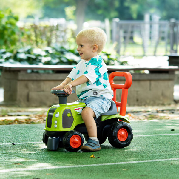 Junge auf Träger Traktor Claas