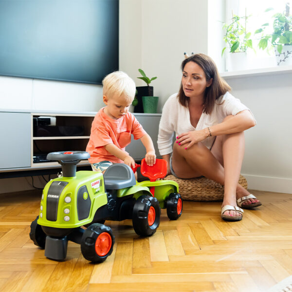 Enfant et parents avec Porteur tracteur Claas