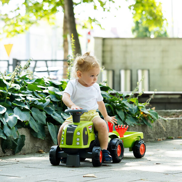 Mädchen auf Träger Traktor Claas