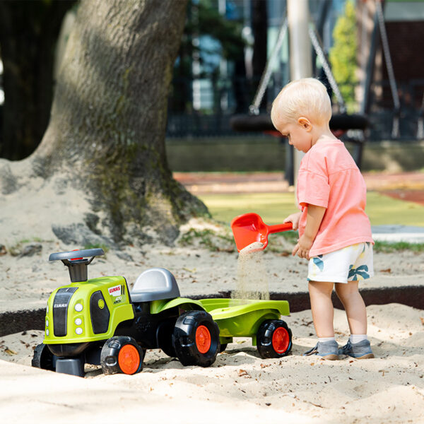 Junge mit Träger Traktor Claas