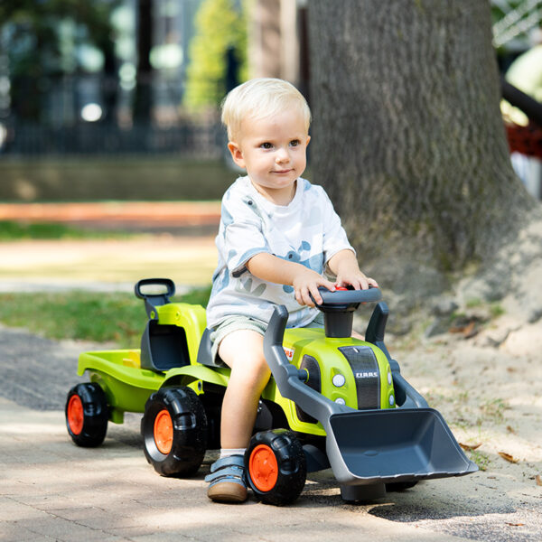 Junge mit Träger Traktor Claas