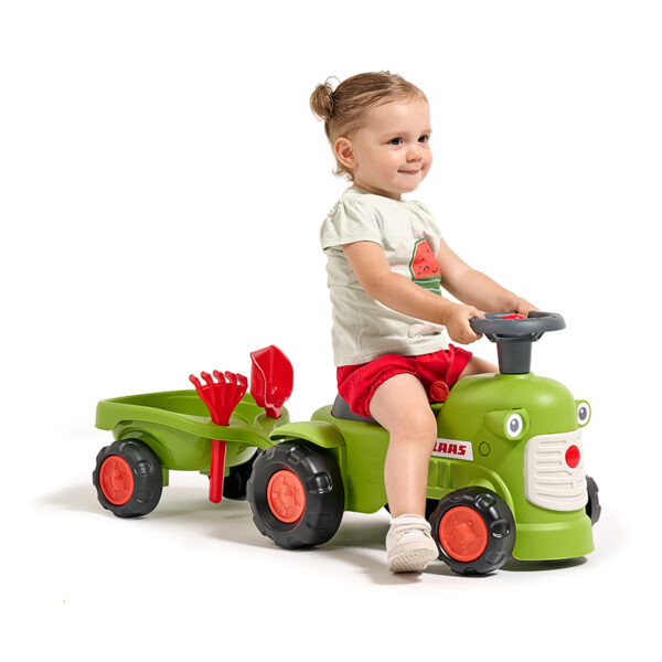 Fille sur Porteur Tracteur avec remorque CLAAS