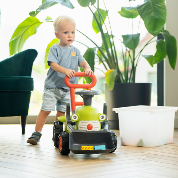 Junge mit Träger Traktor CLAAS mit Frontschaufel