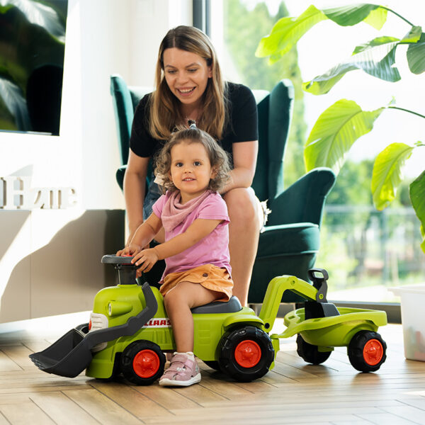 Kinder und Elternteil mit  Träger Traktor CLAAS