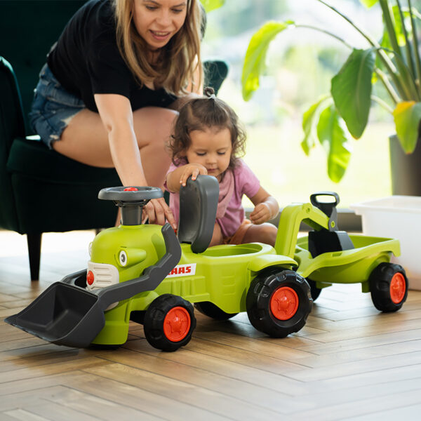 Kinder und Elternteil mit  Träger Traktor CLAAS