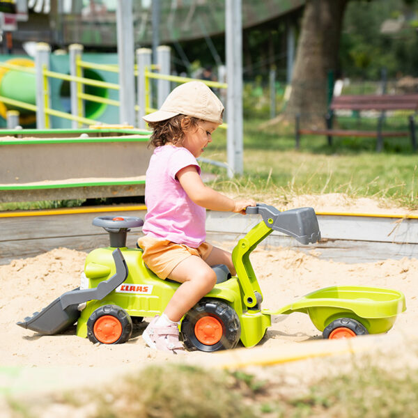 Mädchen auf Träger Traktor CLAAS