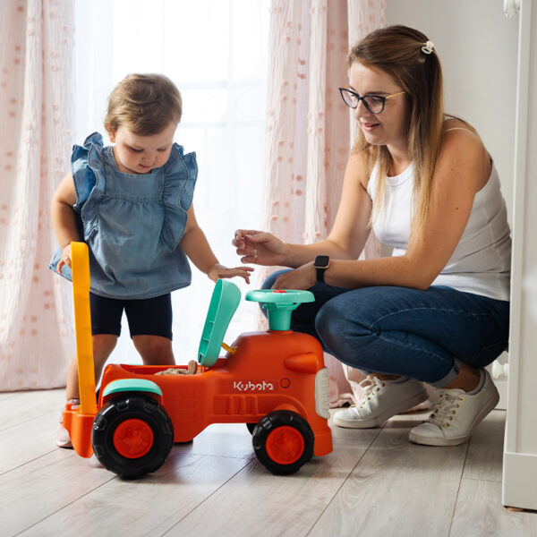 Kinder und Elternteil mit Träger Traktor Kubota