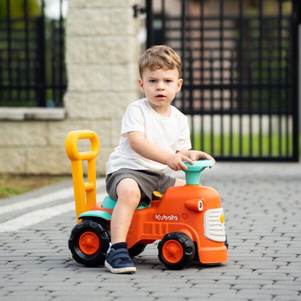 Junge auf Träger Traktor Kubota