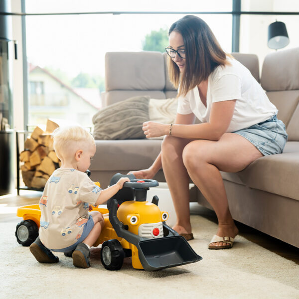 Junge ouvre assise Träger Traktor Maurice mit Frontschaufel