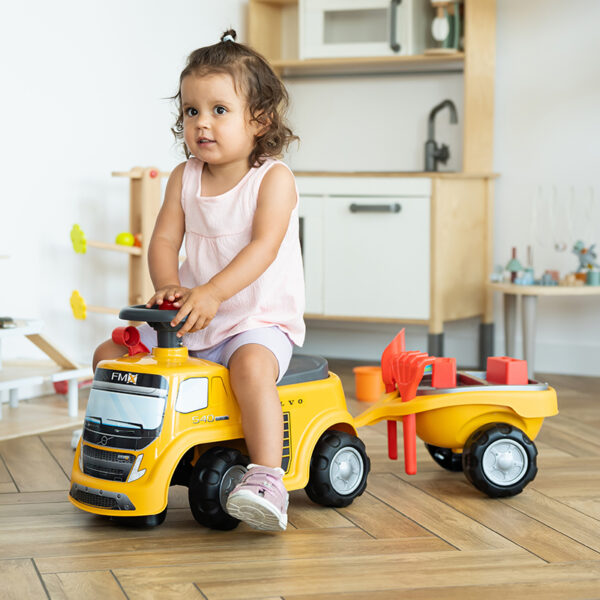 Mädchen auf Träger Volvo mit Anhänger