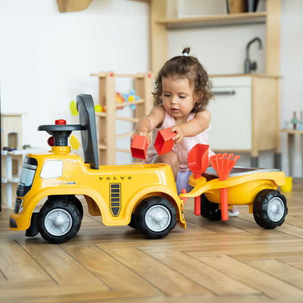 Mädchen mit Träger Volvo mit Anhänger