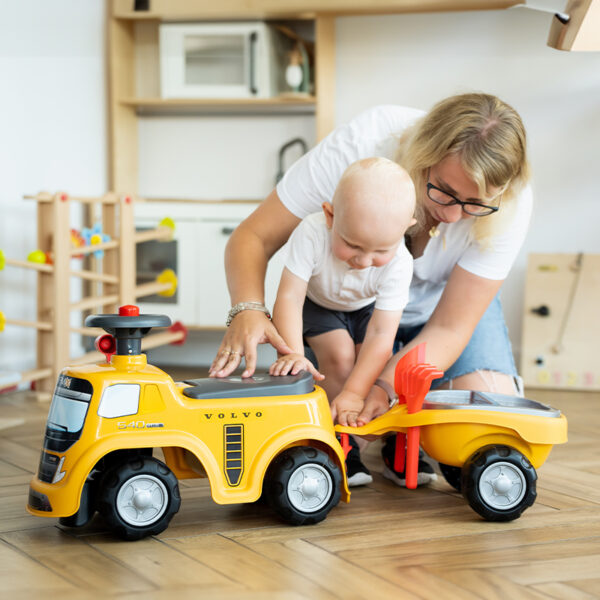 Kinder und Elternteils auf Träger Volvo mit Anhänger