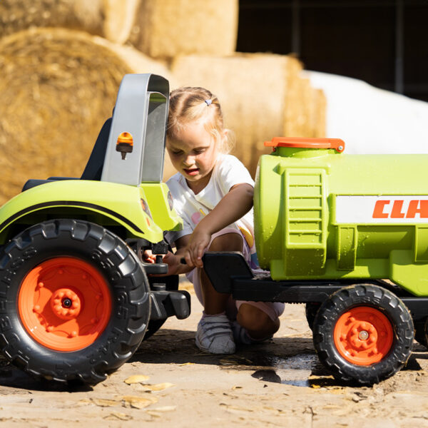 Enfants avec Remorque citerne Claas