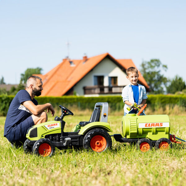 Remorque citerne Claas avec enfant et parent