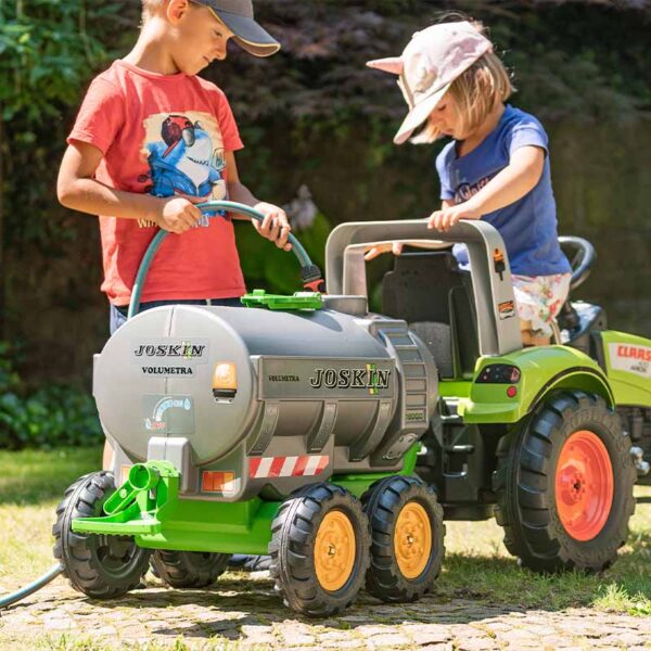 Kinder mit Anhänger Tank Joskin