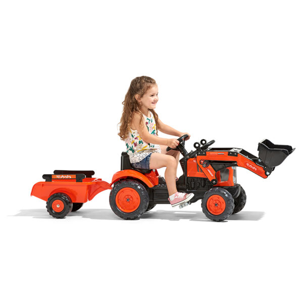 Mädchen auf Traktor mit Pedalen Kubota 2065AB