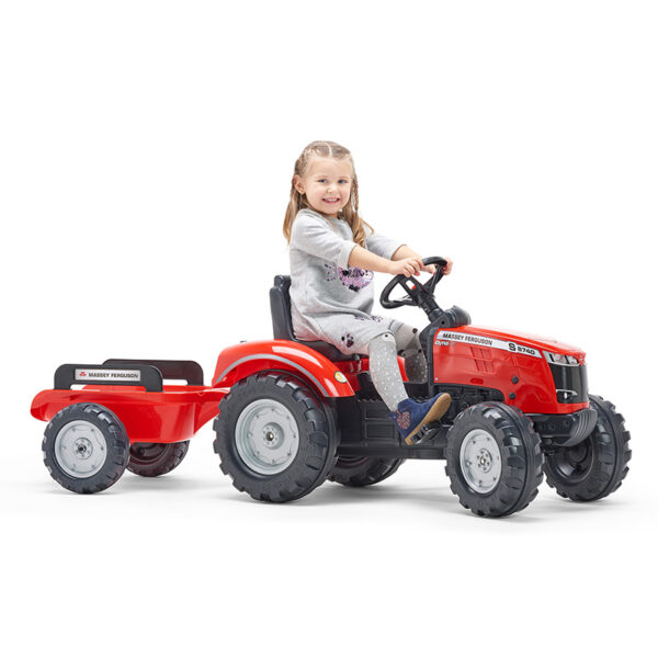 spielende Kind mit Traktor mit Pedalen Massey Ferguson rot 4010AB