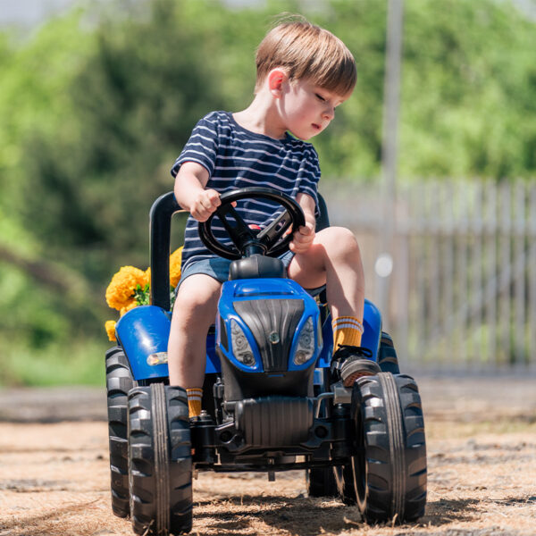 Kinder auf Traktor mit Pedalen New Holland 3090B