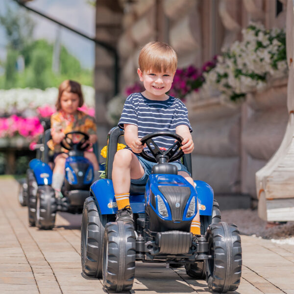 Kinder auf Traktor mit Pedalen New Holland 3090B