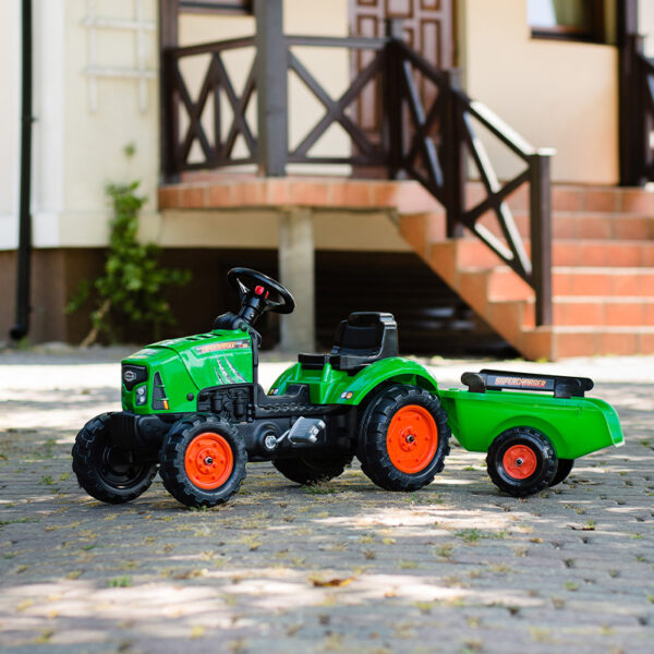 Niño jugando con tractor pedal Supercharger Falk Toys 2031AB