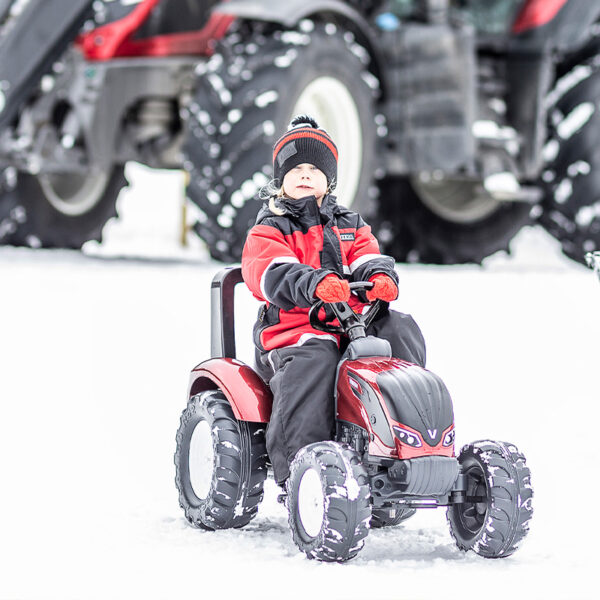 spielende Kind mit Traktor mit Pedalen Valtra 4000AB