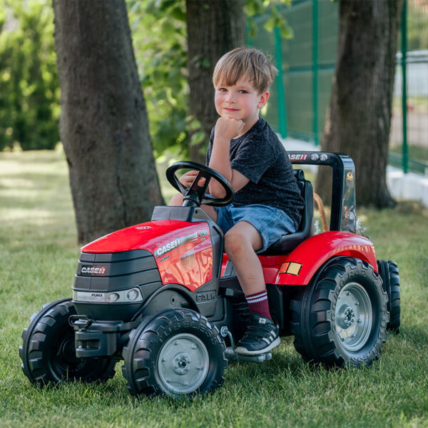 spielende Kind mit Traktor Case IH 996AB