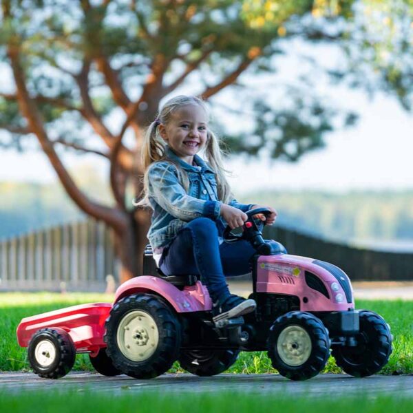 Chica en tractor Country Star con remolque