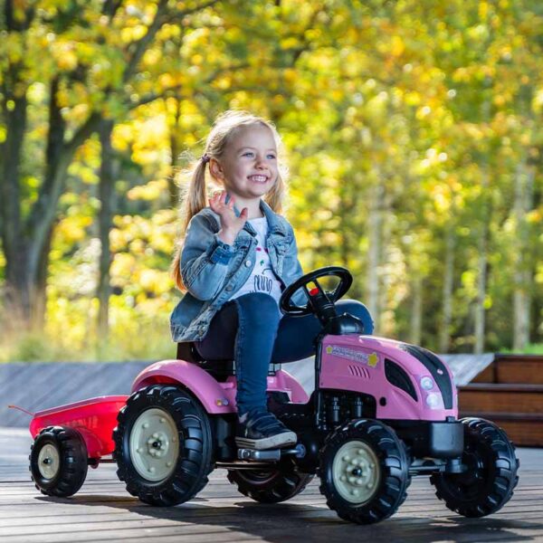 Chica en tractor Country Star con remolque