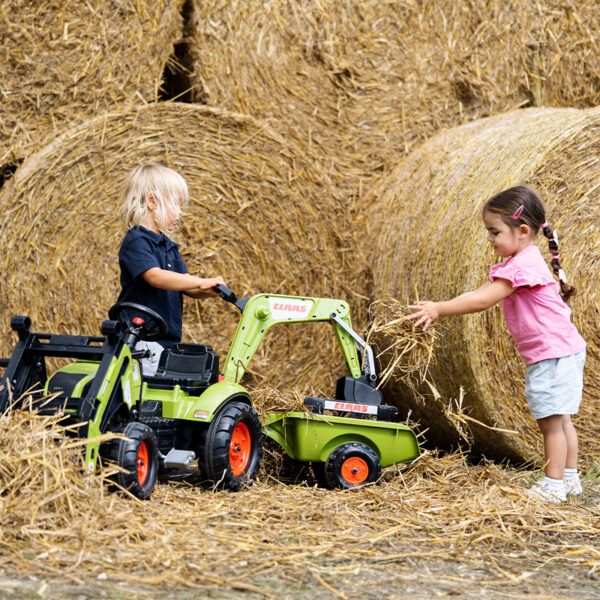 Enfant jouant avec Tractopelle à pédales Claas Falk Toys 2040N