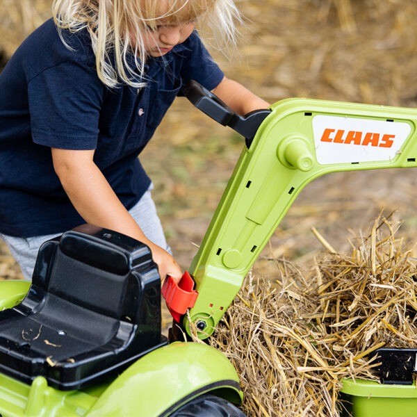 Enfant jouant avec Tractopelle à pédales Claas Falk Toys 2040N