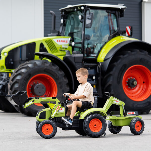 Enfant jouant avec Tractopelle à pédales Claas 2070Y