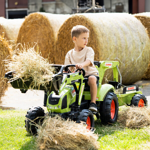 Enfant jouant avec Tractopelle à pédales Claas 2070Y