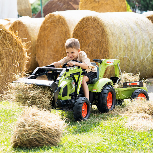 Enfant jouant avec Tractopelle à pédales Claas 2070Y