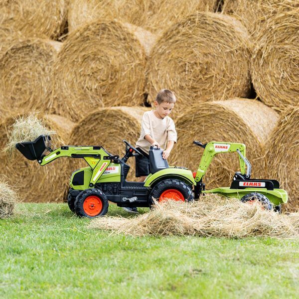 Enfant jouant avec Tractopelle à pédales Claas 2070Y