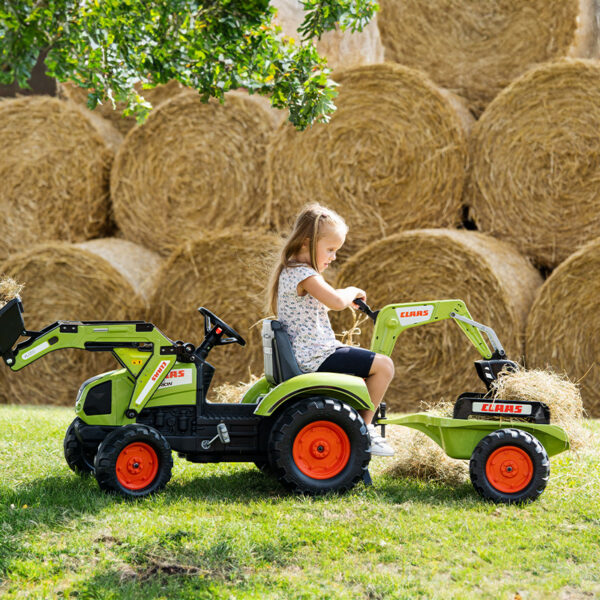 Enfant jouant avec Tractopelle à pédales Claas 2070Y