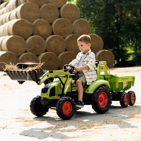 Garçon sur Tractopelle Claas avec excavatrice et remorque basculante Maxi