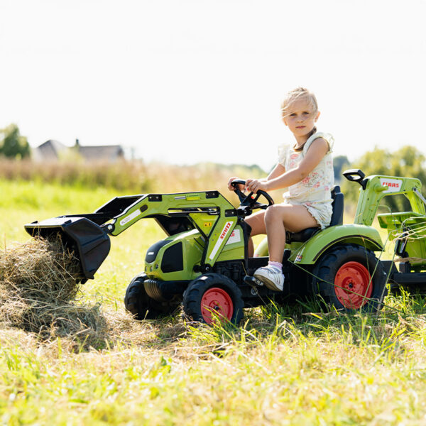 Fille sur Tractopelle Claas avec excavatrice et remorque basculante Maxi