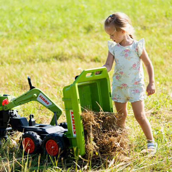 Fille sur Tractopelle Claas avec excavatrice et remorque basculante Maxi