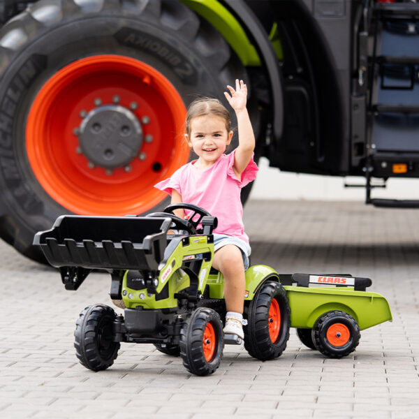 Enfant sur tractopelle à pédales Claas avec remorque 2040AM