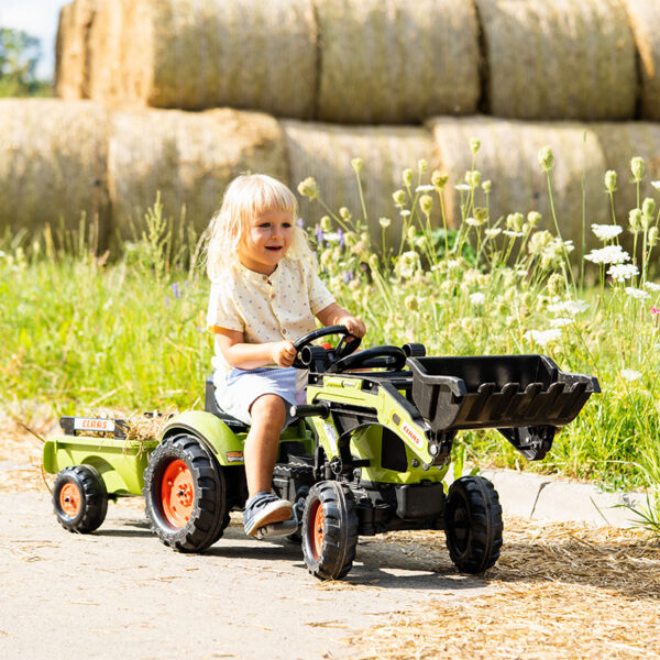 Enfant sur tractopelle à pédales Claas avec remorque 2040AM