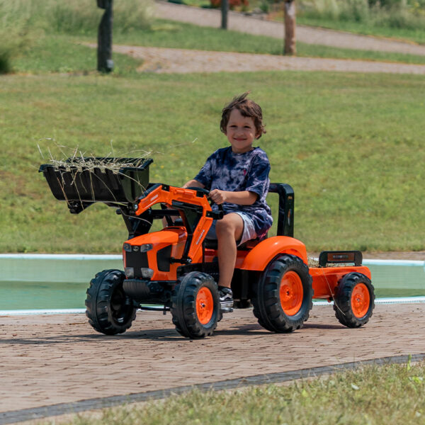 Enfant sur Tractopelle à pédales Kubota 2060AM