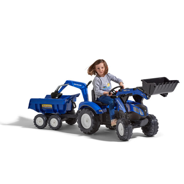 Niño en Ryroexcavadora New Holland 3090W