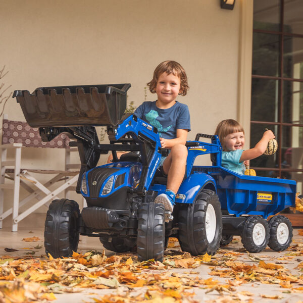 Niño en Ryroexcavadora New Holland 3090W