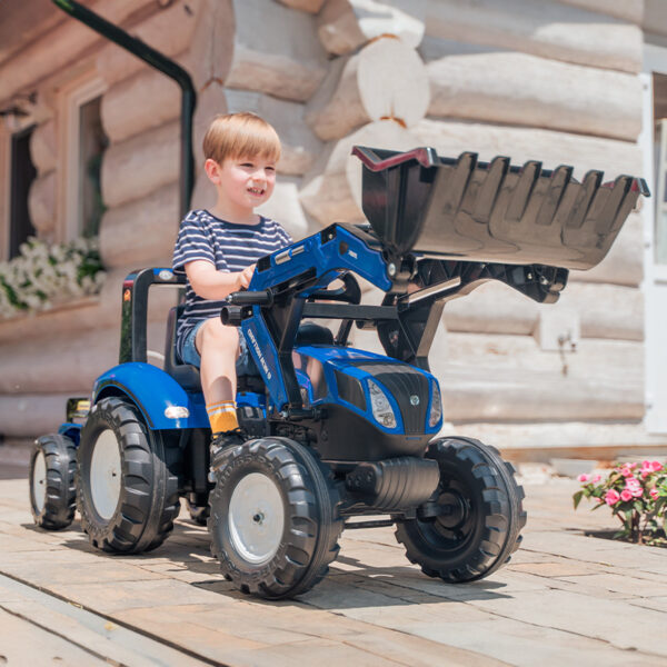 Enfant sur Tractopelle à pédales New Holland 3090M