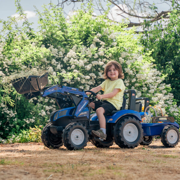 Niño en Ryroexcavadora pedal New Holland 3090M