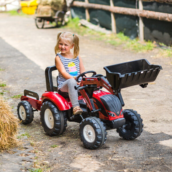 Enfant jouant avec Tractopelle à pédales Valtra 4000AM