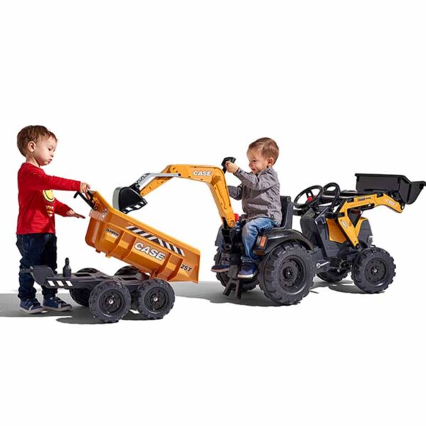 Pundit Junge spielend mit Baggerlader Case Construction Falk Toys 997W