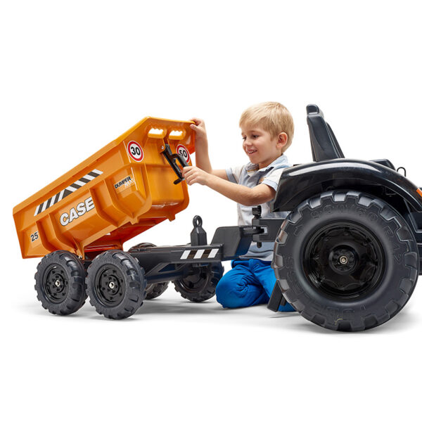 Pundit Junge spielend mit Baggerlader Case Construction Falk Toys 997W