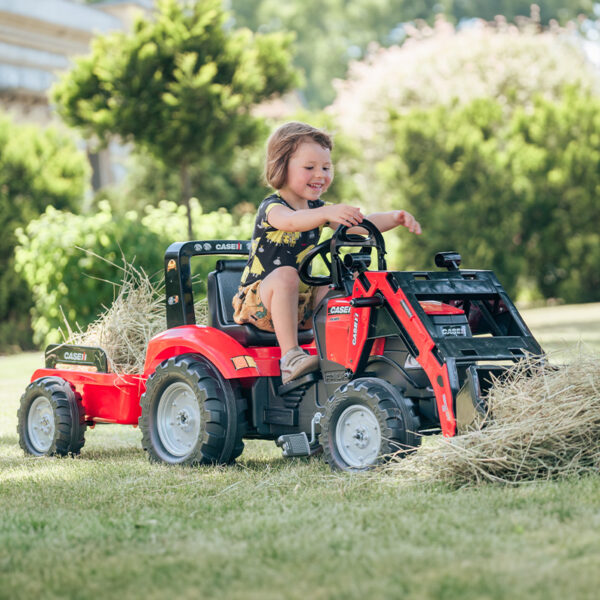 spielende Kind mit Baggerlader Case IH 996AM